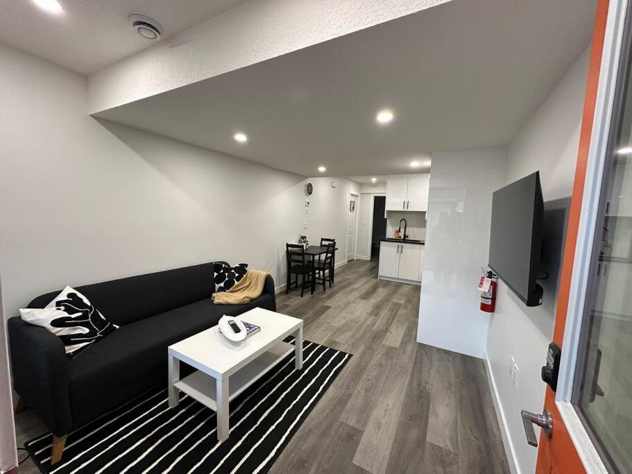 The Urban Nest Villa Calgary Ngoại thất bức ảnh