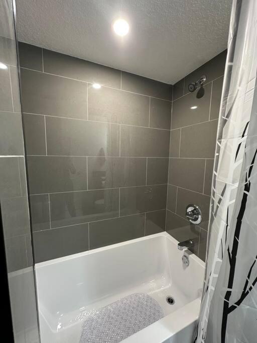 The Urban Nest Villa Calgary Ngoại thất bức ảnh